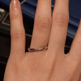 【エクセルコダイヤモンド(EXELCO DIAMOND)の口コミ】 シンプルですが、ダイヤモンドが斜めのラインで入っているのでお洒落で、…