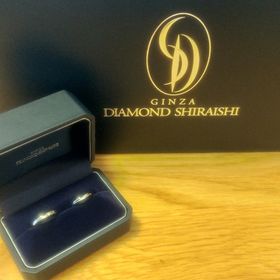 【銀座ダイヤモンドシライシの口コミ】 長く着けるものなのでシンプルなものを探していました。婚約指輪との重ね…