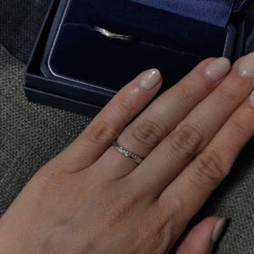 【銀座ダイヤモンドシライシの口コミ】 シンプルさの中にも軽いウェーブがあり、指なじみがとても良かったことが…