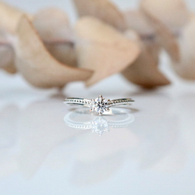 【鶴(mikoto)の口コミ】 婚約指輪といえば真ん中に大きなダイヤモンド！というイメージがあり、自…