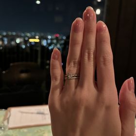 【銀座ダイヤモンドシライシの口コミ】 百合の花がモチーフのシンプルなデザインが気に入りました。着け心地もよ…