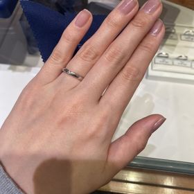 【銀座ダイヤモンドシライシの口コミ】 シンプルにダイヤが真ん中に一粒入っているデザインです。素材はプラチナ…