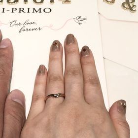 【アイプリモ(I-PRIMO)の口コミ】 Vデザインで手を繋ぎあっているようなデザインが特徴です。プラチナの婚約…