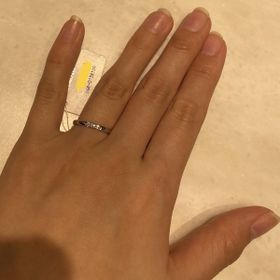 【MIKIMOTO(ミキモト)の口コミ】 三粒のダイヤが真ん中にあしらわれたデザインです。素材はプラチナです。…