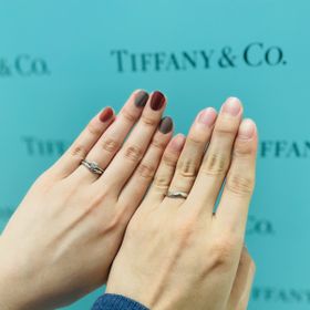 【ティファニー(Tiffany & Co.)の口コミ】 シンプルだけど上品なデザインがよかったのと
少しVになっていることで
指…