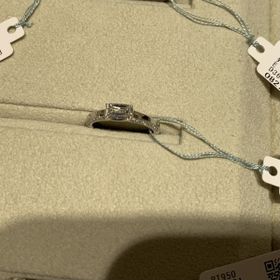 【和光ブライダルブティックギンザの口コミ】 シャープでかっこいい指輪です。
正面から見るとシンプルですが、横から見…