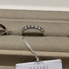 【TASAKI(タサキ)の口コミ】 婚約指輪を普段使いしたく、ハーフエタニティを検討していました。ボリュ…