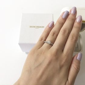 【ブシュロン(BOUCHERON)の口コミ】 ブランドとデザイン。
ビーラブドというデザインにしました。
婚約指輪と…