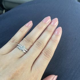 【宝寿堂(ほうじゅどう)の口コミ】 一粒ダイヤのみよりもメレダイヤが入った指輪を探しており、思い描いてい…