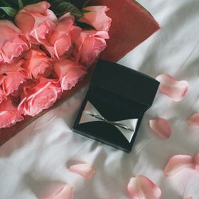 【エクセルコダイヤモンド(EXELCO DIAMOND)の口コミ】 婚約指輪と一緒につけた時にバランスがよかった点
デザインの幅があり、好…