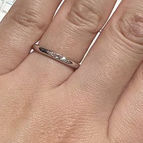 【銀座ダイヤモンドシライシの口コミ】 ストレートにメレダイヤが3〜5石ついているものを探していたので、デザイ…