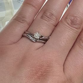 【俄(にわか)の口コミ】 セットリングなので、婚約指輪と結婚指輪を両方指にはめたときのカチャっ…
