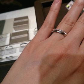 【アイプリモ(I-PRIMO)の口コミ】 婚約指輪としてゴールドのエタニティリングを探していました。プラチナの…