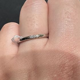 【ティファニー(Tiffany & Co.)の口コミ】 とにかく可愛い！！ストレートラインの指輪にダイヤ3石でシンプルながらも…