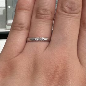 【アイプリモ(I-PRIMO)の口コミ】 ダイヤが3石ですがリングに埋め込まれているデザインではないので、ダイヤ…