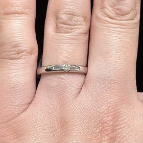 【ラザール ダイヤモンド【取扱店販売】の口コミ】 スリーサイドリングという、縦と横の3方向にダイヤが見えるデザインのリン…