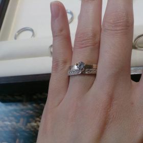 【杢目金屋(もくめがねや)の口コミ】 桜あわせという指輪を試着させてもらいました。
マリッジリングをエンゲー…