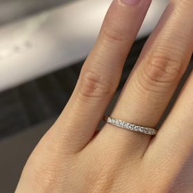 【ヴァンドーム青山(VENDOME AOYAMA)の口コミ】 ハーフエタニティで太さが3つあるうちの１番細いサイズです。
ダイヤが15…