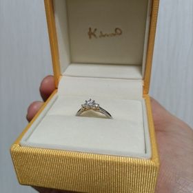 【ケイウノ ブライダル(K.UNO BRIDAL)の口コミ】 横から見たデザインがリボンになっていて可愛いです。イエローゴールドや…