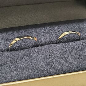 【ラザール ダイヤモンド(LAZARE DIAMOND)の口コミ】 年齢的にもシンプルでシャープな印象の指輪を探していました。ストレート…