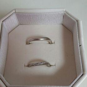 【4℃ BRIDAL(ヨンドシーブライダル)の口コミ】 しなやかな曲線を描いたデザインが指を細く見せてくれ、指馴染みが良かっ…