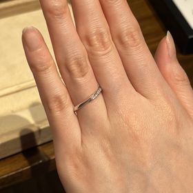 【ith(イズ)の口コミ】 アシンメトリーの曲線が美しい指輪です。ダイヤも比較的多く、ゴージャス…