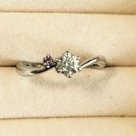 【LUZIR(ルジール)】の口コミ ウェディング雑誌で、前もって婚約指輪のリサーチをして、3店舗ほど回って...