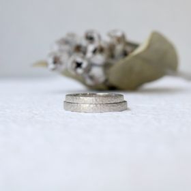 【鶴(mikoto)の口コミ】 2人ともデザインが同じものを付けたい、と決めていてこちらの指輪を選びま…