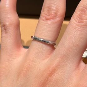 【ティファニー(Tiffany & Co.)の口コミ】 ミル打ちという細かい粒を打ちつけているデザインです。角度を変えたりす…