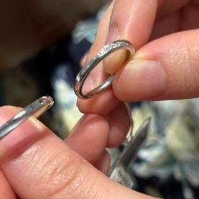 【銀座ダイヤモンドシライシの口コミ】 ストレートの形ですが、捻れるように流れて見えるようなダイヤモンドが、…