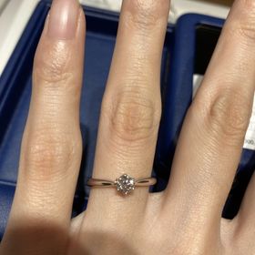 【銀座ダイヤモンドシライシの口コミ】 指輪のデザインはこの形がとても好きで即決でした。
ダイヤモンドも色や輝…