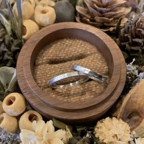 【鎌倉彫金工房の口コミ】 個性的なものにしたく、つちめのマット仕上げを選びました。素材はプラチ…