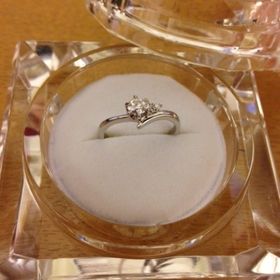 【アイプリモ(I-PRIMO)の口コミ】 ダイヤモンドがきれいに映えるデザインであることを、決め手としました。…