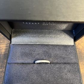 【ラザール ダイヤモンド(LAZARE DIAMOND)の口コミ】 結婚指輪はシンプルすぎないものがいいなと思っていました。この指輪はダ…