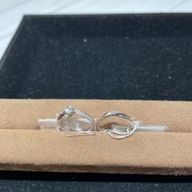 【SWEET BLUE DIAMOND(スウィートブルーダイヤモンド)の口コミ】 ダイヤモンドの横にもキラキラが両サイドついている
物を探してましたが、…