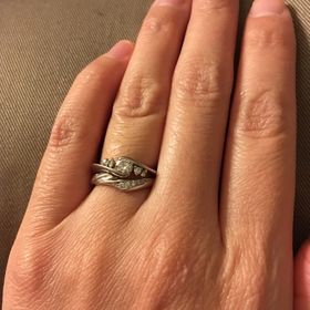 【LAPAGE(ラパージュ)の口コミ】 重ね付けに憧れていたため、セットリングで探していました。
婚約指輪がゴ…