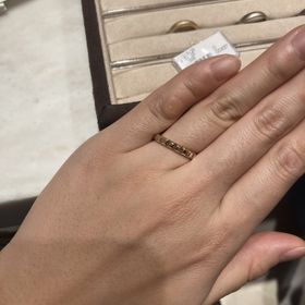 【ブシュロン(BOUCHERON)の口コミ】 ダイヤが入っていないのに輝きが強くとても綺麗で惹かれました。色々な角…