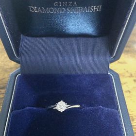 【銀座ダイヤモンドシライシの口コミ】 指輪のデザインがシンプルであるが洗練されており、特に台座の部分が特徴…