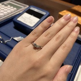 【銀座ダイヤモンドシライシの口コミ】 デザインのこだわりがあり、何店舗も回って見ました。スマイリングスズラ…