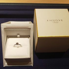 【ENUOVE(イノーヴェ)の口コミ】 ダイヤモンドがきれいに輝くデザインで、光がダイヤモンドにあたってきれ…