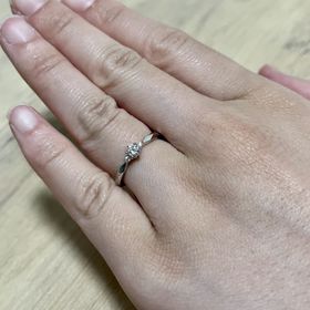 【Flavor(フレーバー)】の口コミ リングに面の加工を細かく入れることによって光の反射がより際立ち、女性ら...