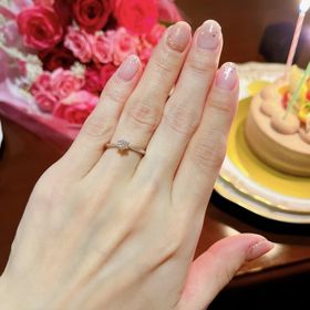 【4℃ BRIDAL(ヨンドシーブライダル)の口コミ】 結婚指輪はウェーブが良かったので、結婚指輪と合わせやすいストレートタ…