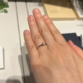 【銀座ダイヤモンドシライシの口コミ】 ダイヤモンドが大きかったので、シンプルなデザインの指輪にしました。は…