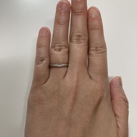 【銀座ダイヤモンドシライシの口コミ】 指が浮腫みやすく色は白いです。元々、綺麗に見せるデザインのウェーブを…