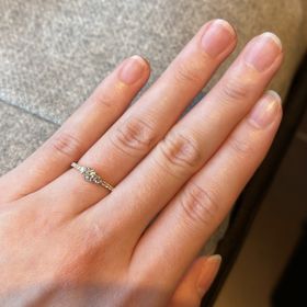 【YUKA HOJO(ユカホウジョウ)の口コミ】 結婚指輪と重ね付け出来るデザインを探しており、どんな結婚指輪を選んで…