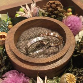 【鎌倉彫金工房の口コミ】 婚約指輪と一緒につけたいと思っており、婚約指輪がV字型だったので、それ…