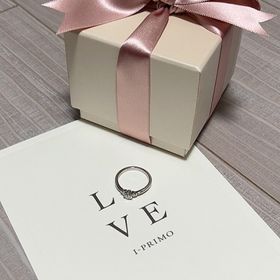 【アイプリモ(I-PRIMO)の口コミ】 ゆるめのウェーブデザインが指に合っていたのと、メインのダイヤを挟んで…