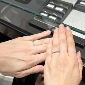 【銀座ダイヤモンドシライシの口コミ】 シンプルなストレートデザインを考えていましたが、シンプルでも様々な種…