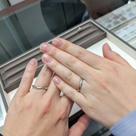 【アイプリモ(I-PRIMO)の口コミ】 婚約指輪にも合うデザインで探しました。
いろいろなお店で見て吟味しまし…