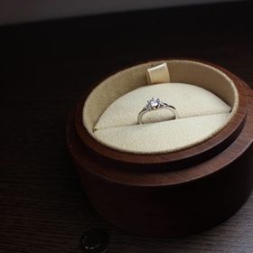 【William-LennyDiamond(ウィリアム・レニー・ダイヤモンド)の口コミ】 色んなデザインで迷っていたら、スタッフさんが
「彼女に着けてもらいたい…